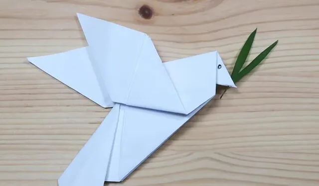 Los origamis de papel pueden ser de palomas de la paz. Foto: Maestro Papiro/ YouTube