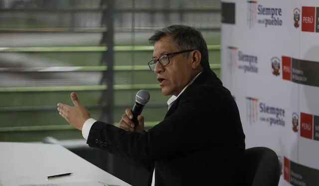 Rosendo Serna, ministro de Educación, en conferencia de prensa informando sobre los reajustes realizados en el programa Beca 18. Fotos: Gerardo Marín/La República