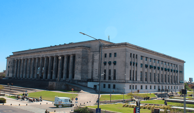 Edificio de la Facultad de Derecho de la UBA. Impresionante por sus columnas. Foto: La República