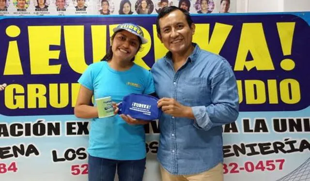 Aníbal Malger junto a Asucena Sihuay, quien logró el primer puesto del último examen de admisión de la UNI. Foto: Eureka