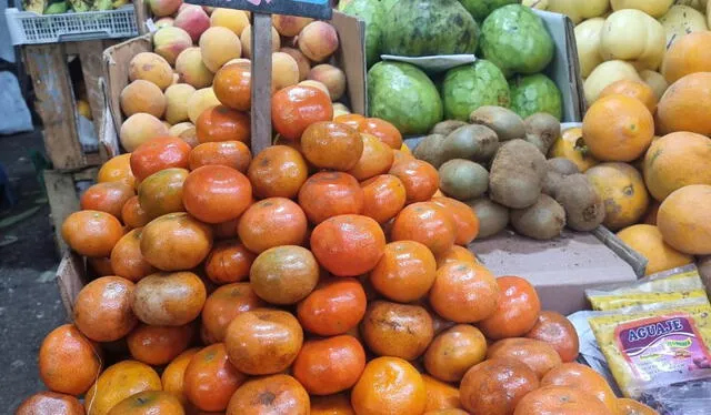 Precio de la mandarina en  Mercado Ciudad de Dios se ubica en S/ 2,50. Foto: Urpi