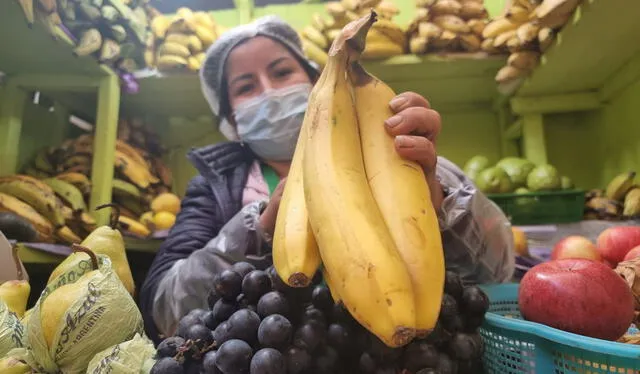 En el Mercado Santa Rosa el plátano de seda mantiene su precio de S/ 3,50 la mano, mientras que el que es para freír está a S/ 4, dependiendo del tamaño. Foto: Urpi