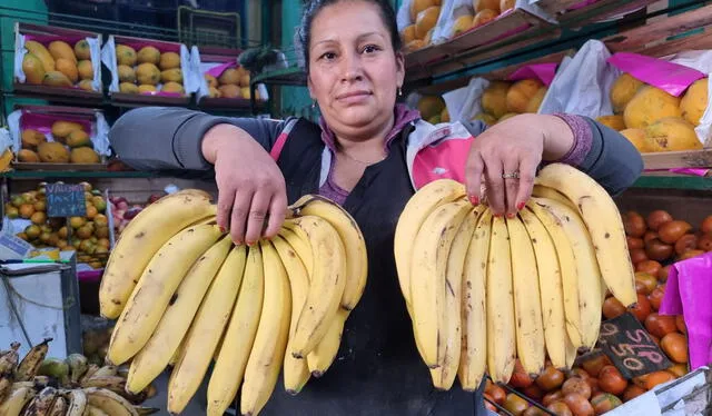 Plátano orgánico por caja de 100 se vende entre S/ 43 y S/ 45 en el Mercado San Martín de Porres. Foto: Urpi
