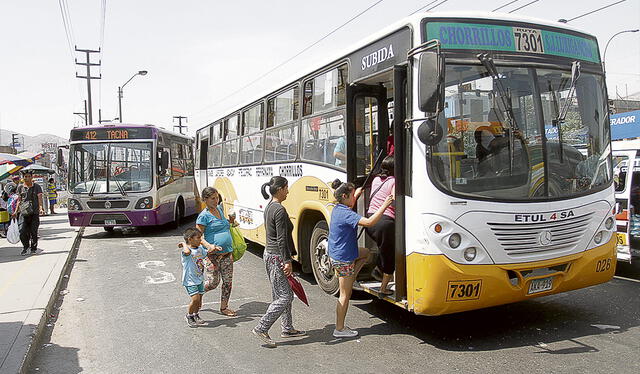 Al paso. Buses morados comparten vía con micros y combis. Foto: difusión