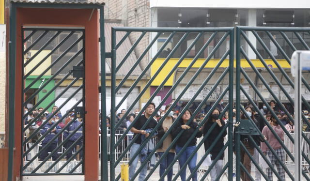 Postulantes se quedaron afuera del examen de San Marcos. Foto: Carlos Félix / La República