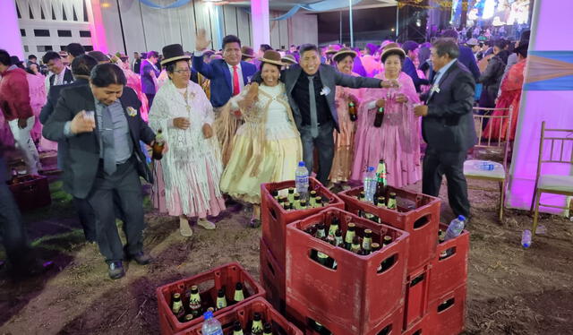 En las celebraciones en el sur del país resaltan las cajas de cervezas, dinero, entre otras cosas. Foto: URPI-LR/Paolo Zegarra.   