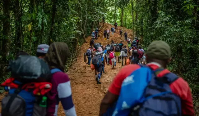 Muchos migrantes que planean llegar a los Estados Unidos tienen que cruzar la selva del Darién y luego atravesar el río Bravo. Foto: The New York Times   