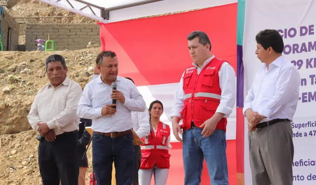 Cadenillas y Castillo estuvieron en el reinicio de obra vial en Tanguche. Foto: GORE-LL