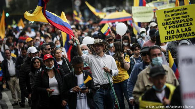 En Bogotá, cientos de manifestantes salieron a las calles para mostrar su rechazo hacia la Reforma Tributaria. Foto: AP