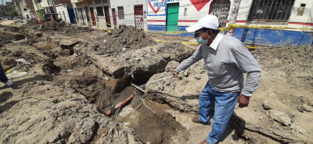  Vecino muestra conexiones irregulares que se dan en obra de avenida Balta. Foto: Carlos Vásquez/La República   