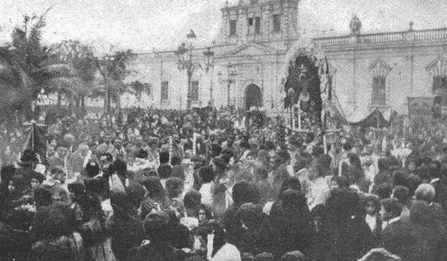 Procesión del Señor de los Milagros a mediados del siglo XX. Foto: Xavier Gutierrez/Pinterest