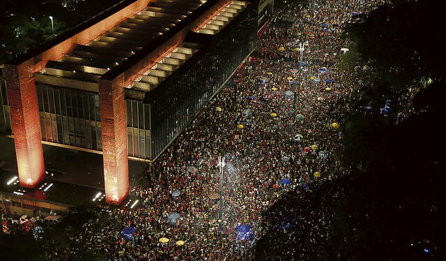Celebración. Simpatizantes del PT y de Lula da Silva llenaron la céntrica avenida Paulista de Sao Paulo. Foto: AFP