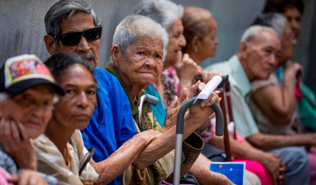 Los pensionados solicitan al IVSS información sobre las fechas de pago del aguinaldo. Foto: Datos Observer