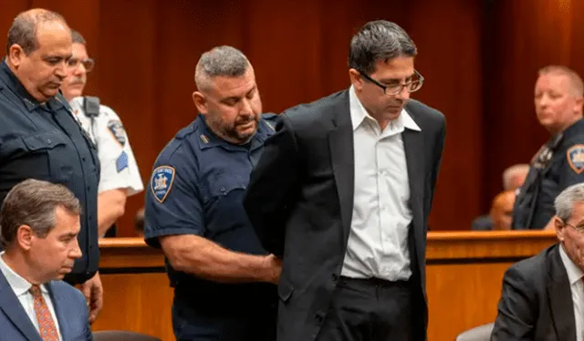 Michael Valva esposado después de ser declarado culpable de asesinato en segundo grado por la muerte de su hijo Thomas, de 8 años. Foto: Steve Pfost Photography & Multimedia, Newsday, Pool Photo