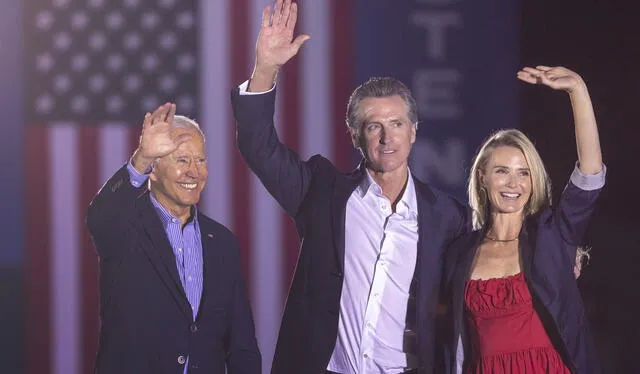 El gobernador de California, Gavin Newsom, junto con su esposa y el presidente Joe Biden. Foto: David Mcnew / AFP   