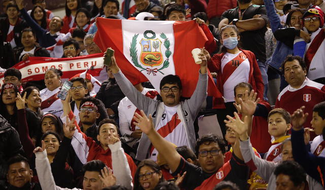 Hinchas con la bandera y camisetas del Perú. Foto: Rodrigo Talavera/La República
