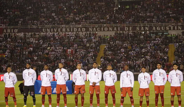 Jugadores antes de iniciar el partido amistoso ante Bolivia. Foto: Rodrigo Talavera/La República