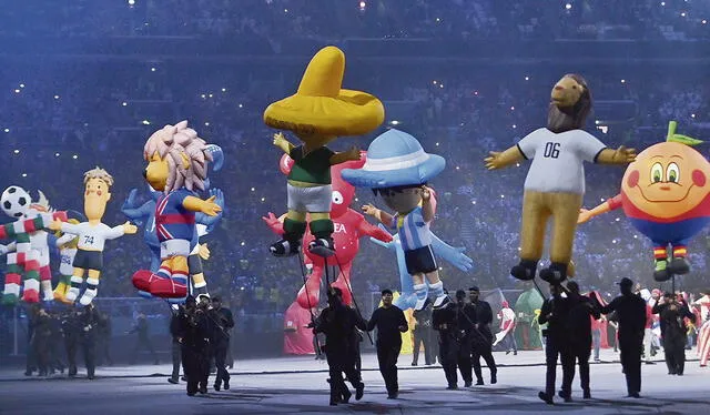 Predecesores. Las mascotas de los pasados mundiales desfilaron en el campo del estadio Al Bayt. Foto: difusión