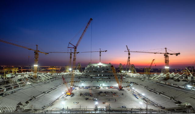 La construcción de 7 de los 8 estadios de Qatar 2022 ha estado envuelta en denuncias de abuso laboral. Foto: AFP