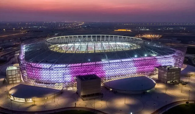 También llamado como el estadio Ahmad bin Ali, fue construido originalmente en el 2003, pero siete años después se decidió demolerlo para renovar su capacidad. Foto: AFP