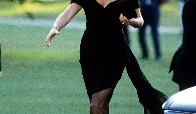 Diana Spencer luciendo un vestido negro en un evento oficial mientras se desempeñaba como princesa de Gales. Foto: The Symbol