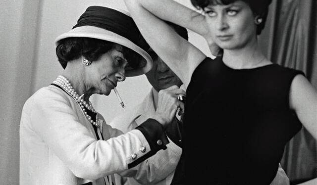 Gabrielle 'Coco' Chanel confeccionando un vestido. Foto: eltormes.com