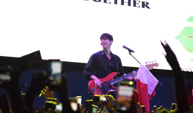 Jaehyeong colocó en el soporte de su micrófono la bandera peruana. Foto: Elizabeth Condori