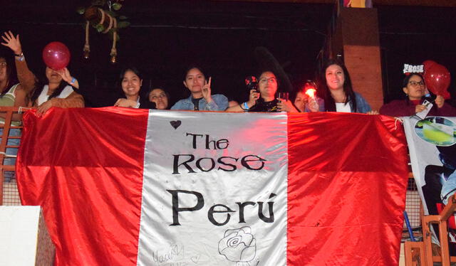 Los fans asistieron al show de The Rose y mostraron la bandera peruana. Foto: Elizabeth Condori