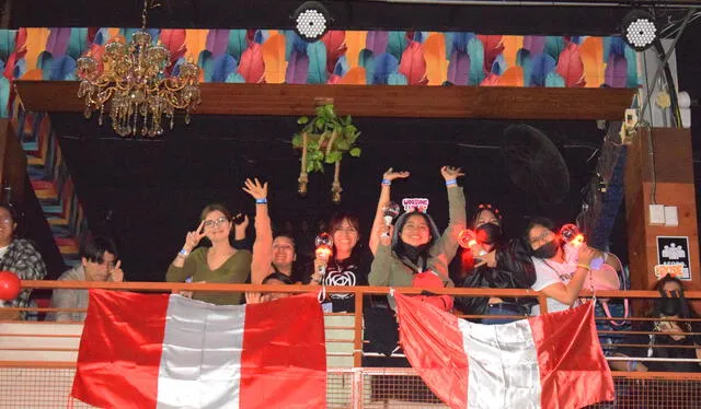 Las fans de la banda coreana, The Rose, asistieron a disfrutar del evento con el símbolo patrio peruano. Foto: Elizabeth Condori