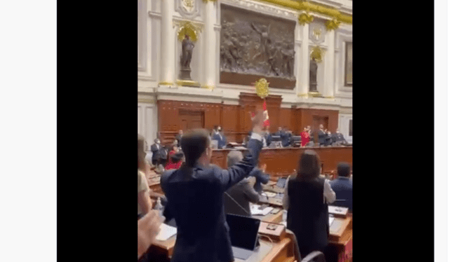 Alejandro Cavero celebra vacancia de Pedro Castillo. Foto: Twitter