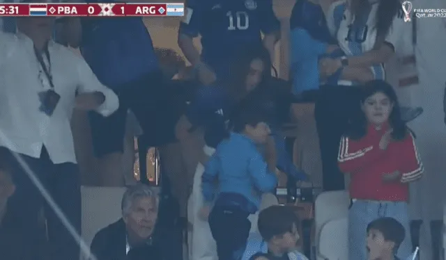 Cómo celebraron Antonella y su hijo el primer gol de Argentina. Foto: captura de TyC Sports