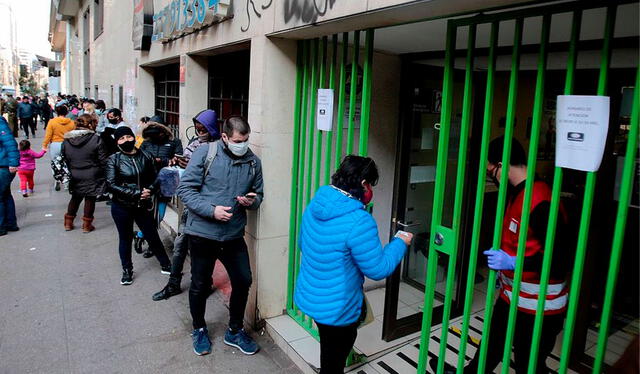 Quienes empiezan a trabajar formalmente en Chile deben ingresar al sistema de capitalización individual obligatoria en una AFP. Foto: La Tercera