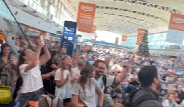 Julián Zucchi viendo el Argentina vs. Croacia en el aeropuerto. Foto: Instagram