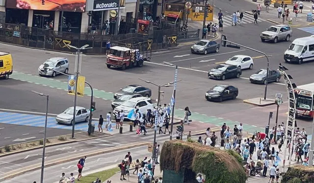 Hinchas argentinos cerca al McDonalds del Obelisco en medio de la campaña de la selección en Qatar 2022. Foto: Twitter/@McDonaldsBaires