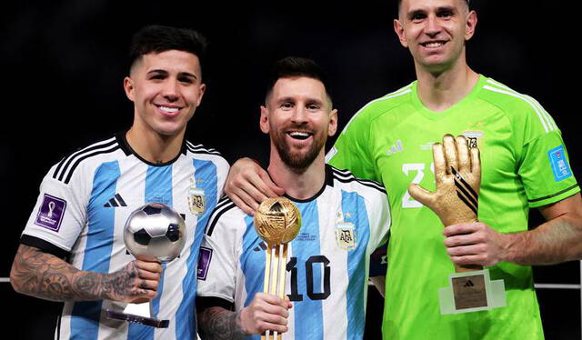  Enzo Fernández, Lionel Messi y 'Dibu' Martínez fueron premiados en Qatar 2022. Foto: EFE   