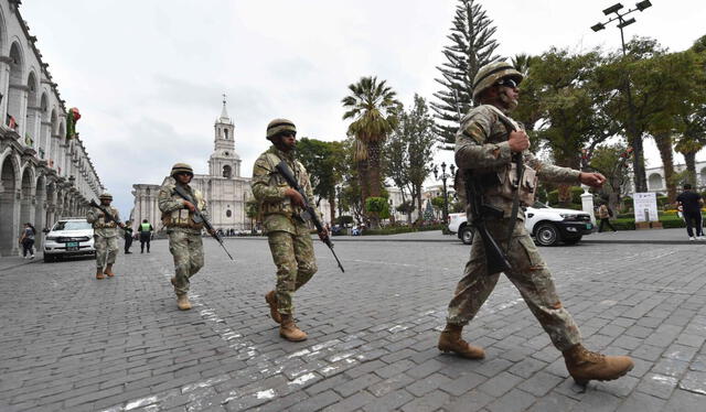 Militares se desplazan a la Plaza de Armas hoy, en Arequipa (Perú). Foto: La Hora