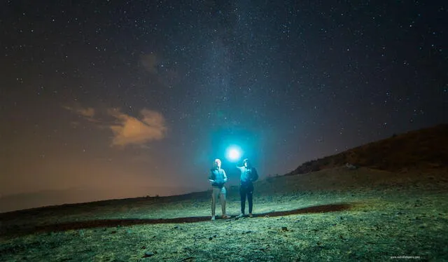 La silueta de la Vía Láctea se asoma tímidamente en en centro de la imagen. Foto: Guillermo Spiers / Santiago de Tuna