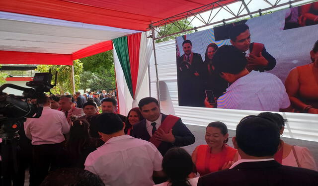 Flamante gobernador recibe los saludos de los piuranos. Foto: Almendra Ruesta.