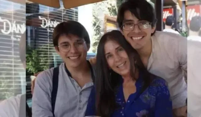 Sebastián Salazar junto a su hermano José María y su madre Carol Núñez Vélez. Foto: el Popular