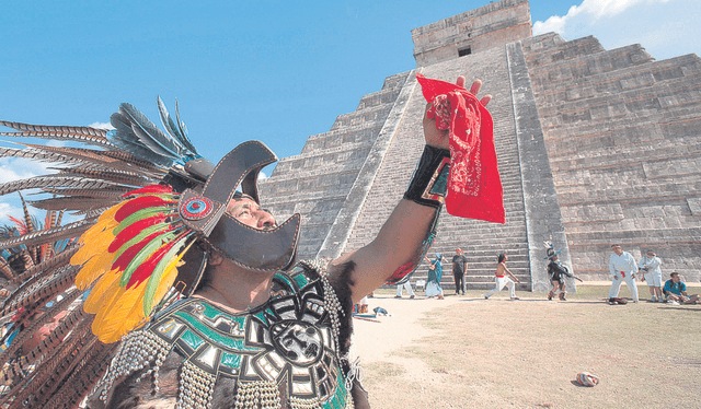 Captura Indígena. Indígenas mayas en la pirámide principal de la antigua ciudad de Chichén Itzá, en el estado de Yucatán. Foto: difusión   