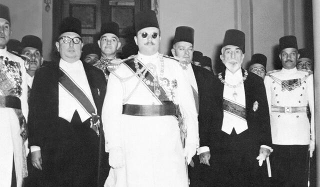 Rey Faruk I (al centro) en 1938. Eran los años de su esplendor, aunque la Segunda Guerra Mundial no tardaría en llegar. Foto: AFP