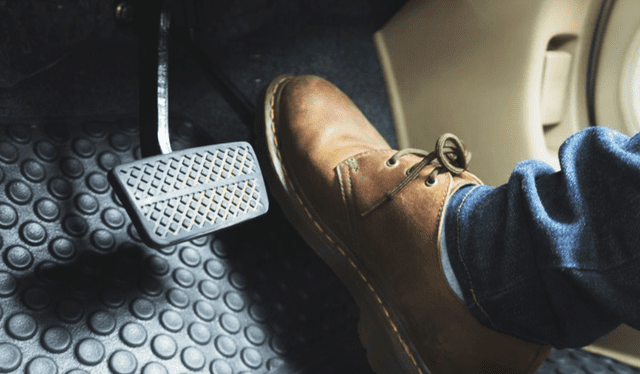Los calzados cerrados y con suel antideslizantes son ideales para conducir un auto. Foto: Podoactiva