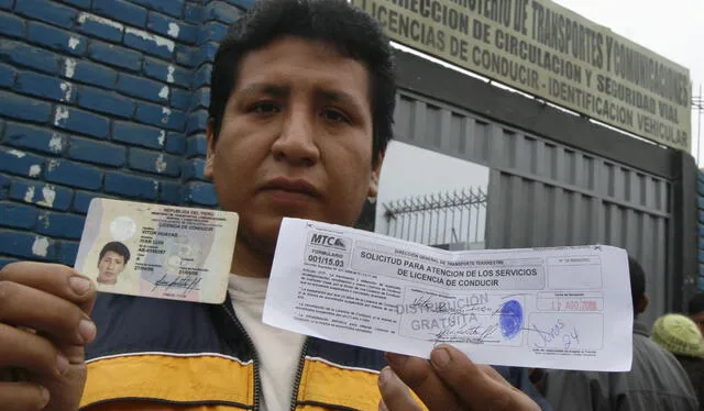 En Perú, el&nbsp;<strong>Touring y Automóvil Club</strong>&nbsp;es la única institución habilitada para emitir una<strong>&nbsp;<a href="https://larepublica.pe/autos/2023/02/02/examen-licencia-de-conducir-5-errores-comunes-que-hacen-reprobar-la-prueba-escrita-mtc-brevete-2023-atmp-96704">licencia de conducir internacional.</a></strong> Foto: Andina   