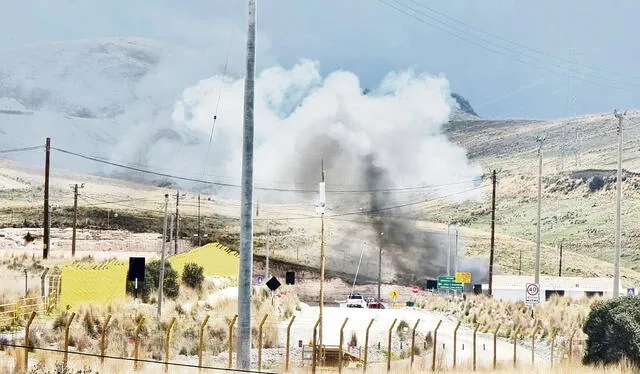 Ataque. Campamento de minera Antapaccay fue atacado por vándalos que quemaron dos camionetas y se llevaron cosas. Foto: La República