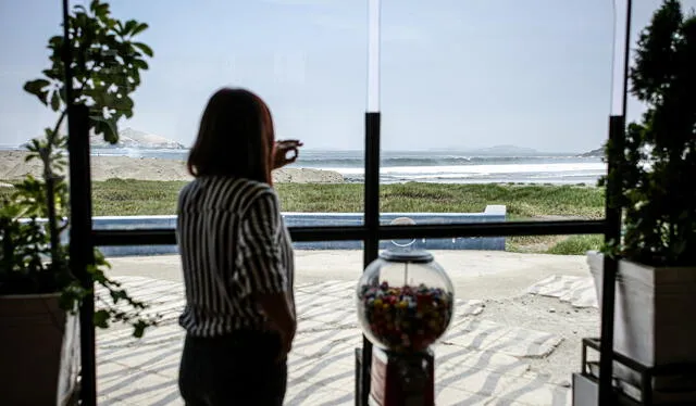 Cristina Rosa observa el mar del balneario Santa Rosa desde su restaurante, The Sunset. Foto: John Reyes