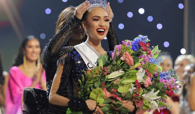   From the hand of R'Bonney Gabriel, the United States was crowned in Miss Universe.  Photo: Reuters/Jonathan Bachman 