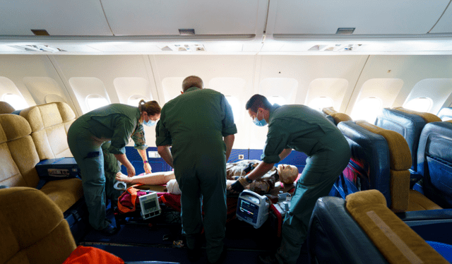 Los aviones destinan un espacio para colocar el cadáver de la persona que falleció durante el vuelo. Foto: El Mundo   