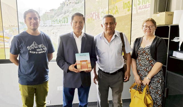Apoyo edil. Los arqueólogos con el alcalde Oswaldo Vargas. Foto: difusión    