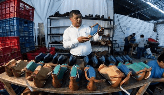  Además de confeccionar zapatos, la empresa de William Ulloa fabrica carteras y billeteras. Foto: Reclunautas    