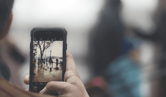 Las personas pueden grabar con su celular cuando alguien les interviene. Foto: Xataka   